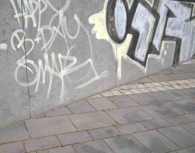Riedbergplatz - graue Mauern mit Graffiti