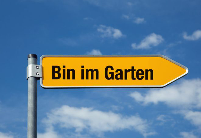 Schild: Bin im Garten