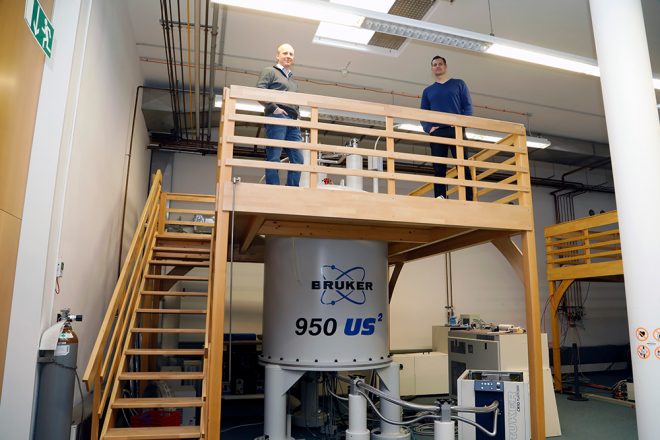 Dr. Martin Hengesbach (links) und Dr. Andreas Schlundt am Kernspinresonanz-Spektrometer der Goethe-Universität.