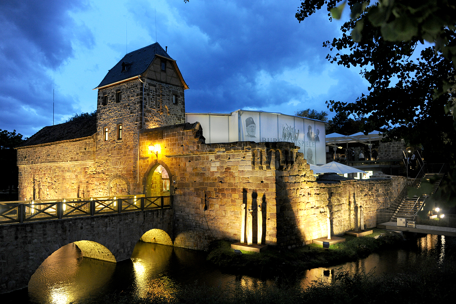 Die Burganlage in Bad Vilbel bei Nacht