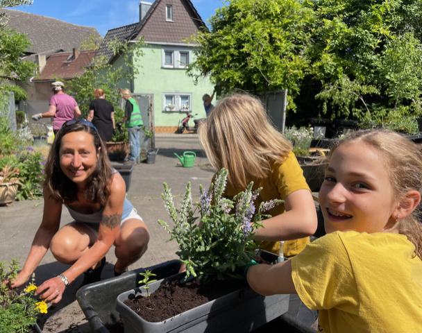 Kinder helfen beim Bepflanzen