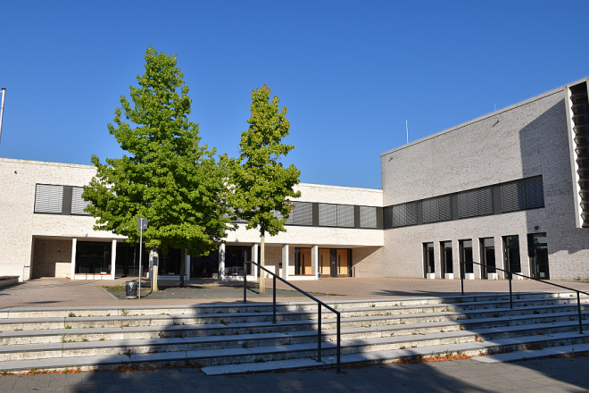 Riedberg Gymnasium-Vorplatz