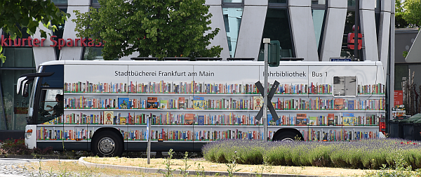 Bücherbus am Riedberg