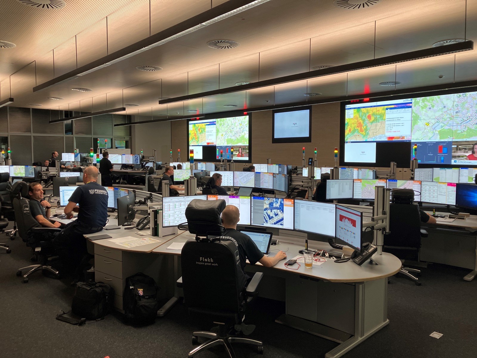 Teamwork und Leitung in der zentralen Leitstelle der Berufsfeuerwehr FFM