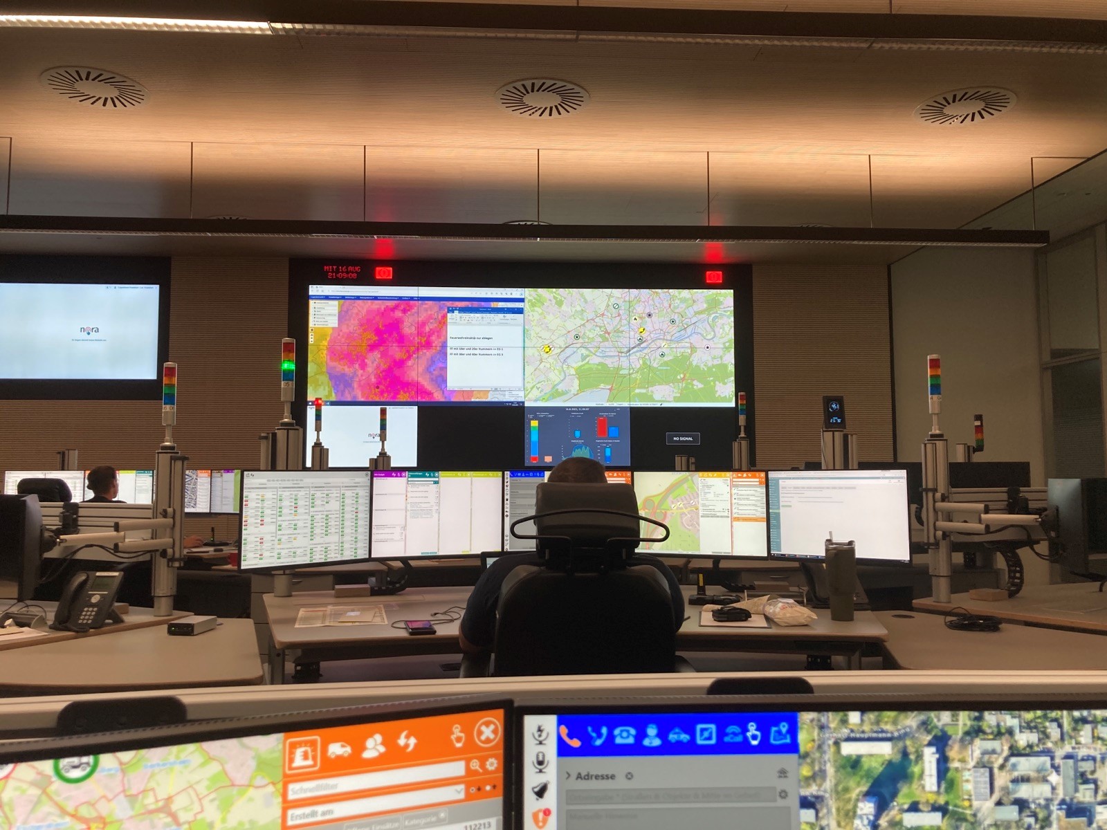 Volle Konzentration in der zentralen Leitstelle der Berufsfeuerwehr FFM
