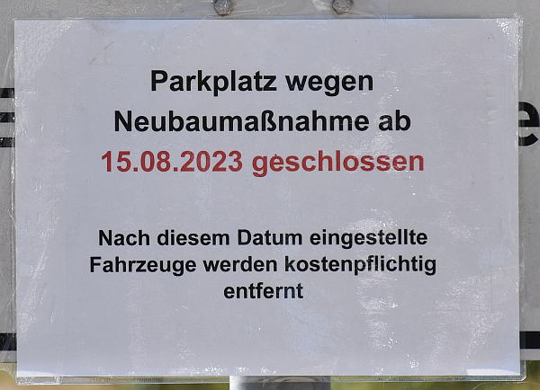 Warnhinweis auf dem Parkplatz des Unicampus Riedberg