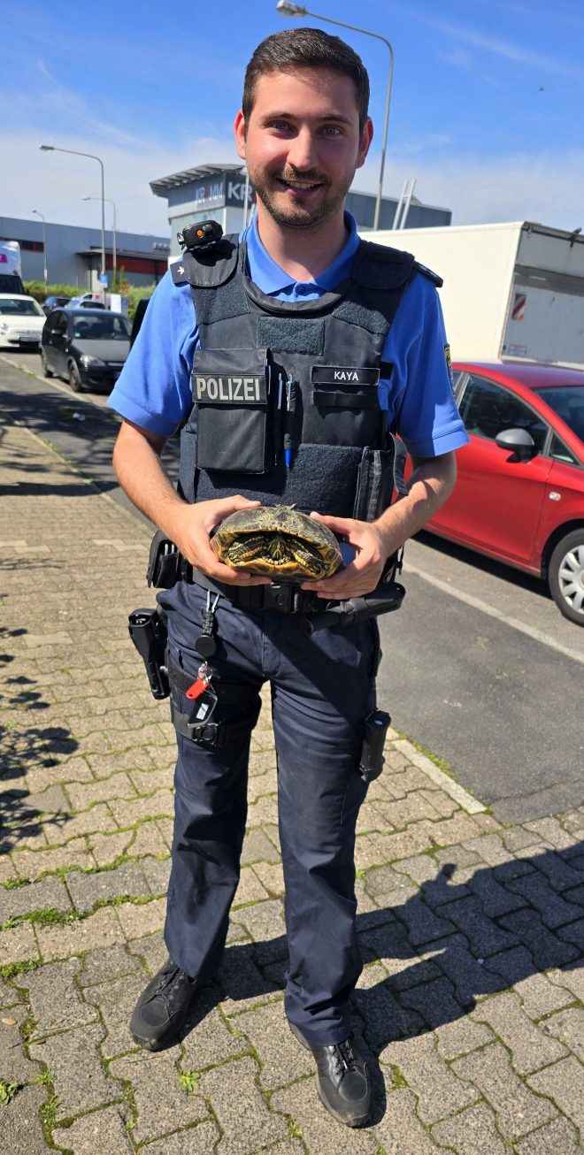 Polizeibeamter mit Schildkröte