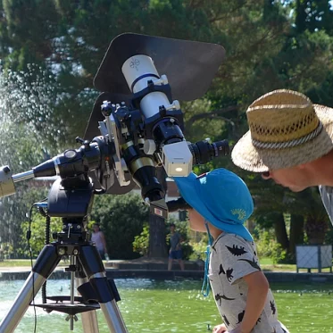 Wissenschaft zum Anfassen - Kind schaut durch Sonnenteleskop
