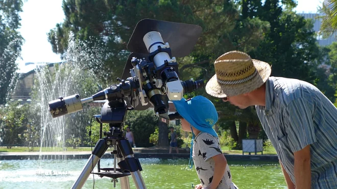 Wissenschaft zum Anfassen - Kind schaut durch Sonnenteleskop