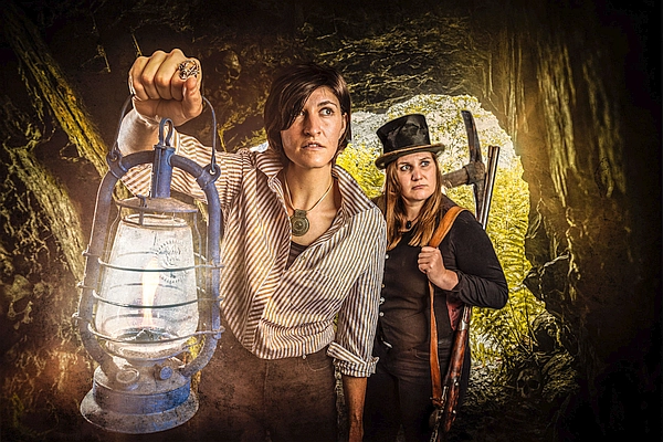 Fischer & Rabe als Abenteurer in einer Höhle