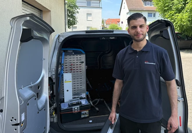 Schlüsseldienst mit Montagewagen