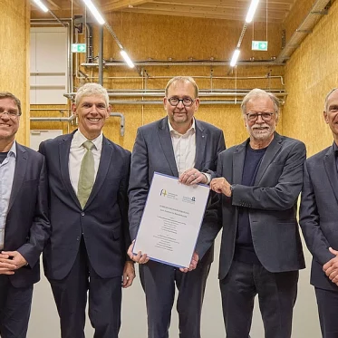 Führungsmannschaft mit Vertragsurkunde