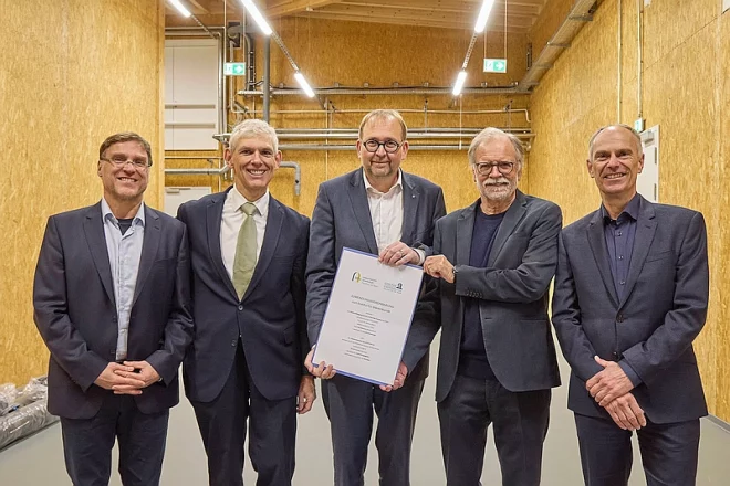 Führungsmannschaft mit Vertragsurkunde