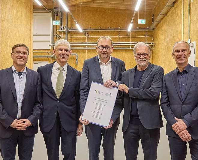 Führungsmannschaft mit Vertragsurkunde