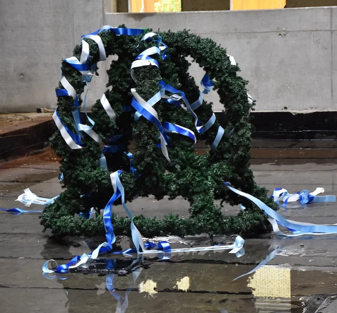 Der Richtkranz, wegen unklarer Wetterbedingungen auf dem Boden gelagert.