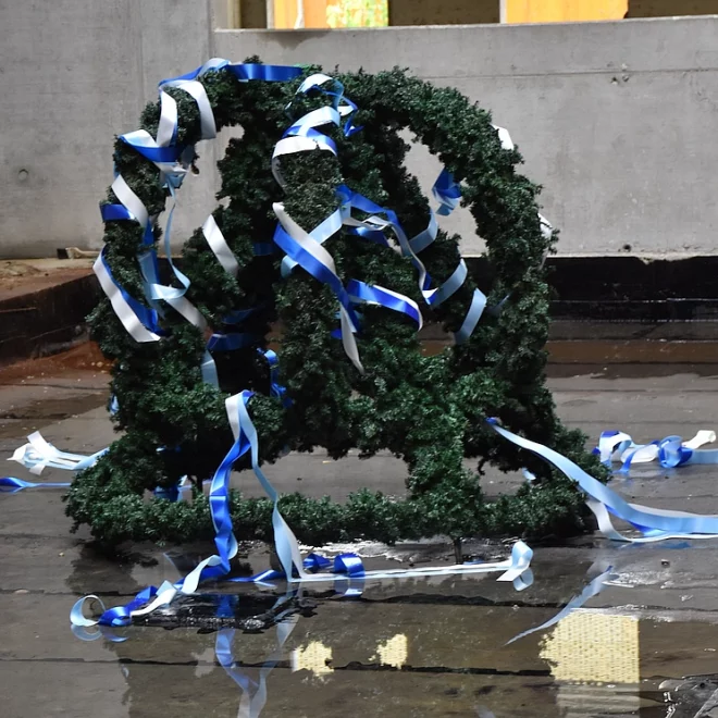 Der Richtkranz, wegen unklarer Wetterbedingungen auf dem Boden gelagert.