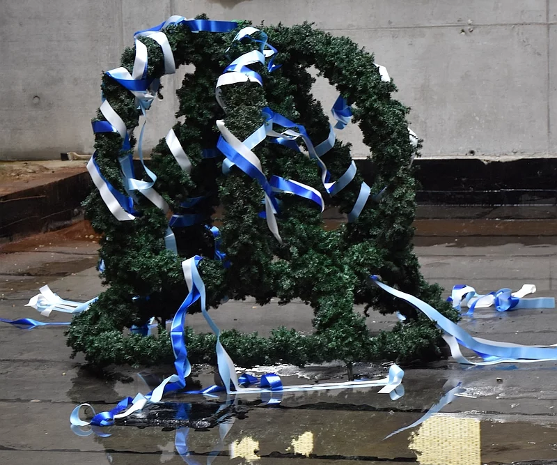 Der Richtkranz, wegen unklarer Wetterbedingungen auf dem Boden gelagert.
