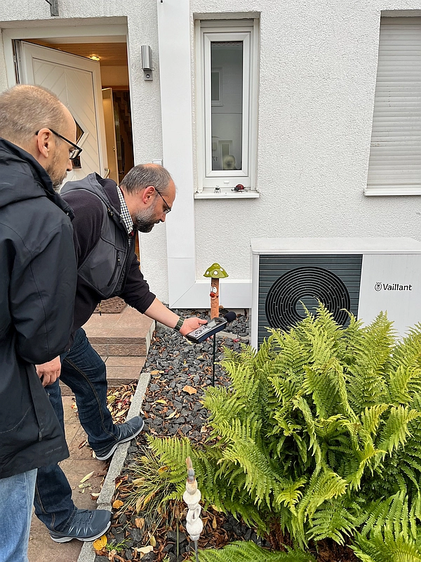 Geräuschmessung an einer Wärmepumpe