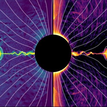 Auf der Äquatorialebene entlang der Stromschicht, wo die Teilchendichte (linker Teil) höher ist, entsteht eine Kette von Plasmoiden. Hier findet eine magnetische Rekonnexion statt, die Teilchen auf sehr hohe Energien beschleunigt (rechts). Die Teilchen erreichen auch relativistische Geschwindigkeiten entlang der Drehachse und bilden schließlich den Jet, der durch den Blandford-Znajek-Mechanismus angetrieben wird. Grau: Magnetfeldlinien.