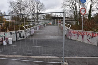 Sperrung der Brücke am Eschersheimer Niddabad