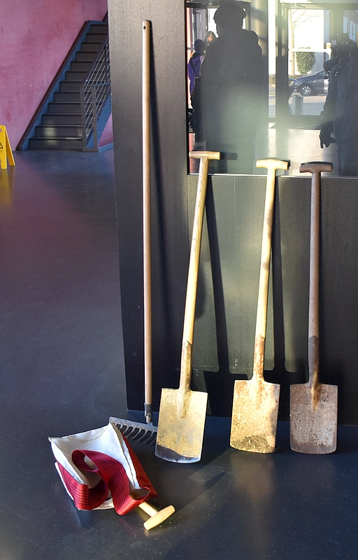 Tiny-Forest Aktion der Goethe-Universität - Spaten stehen bereit