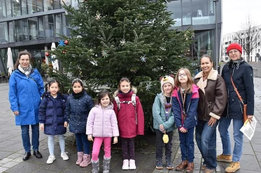 Tannenbaum mit Helfer-Gruppe