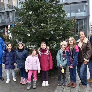 Tannenbaum mit Helfer-Gruppe