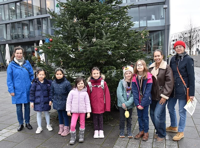 Tannenbaum mit Helfer-Gruppe