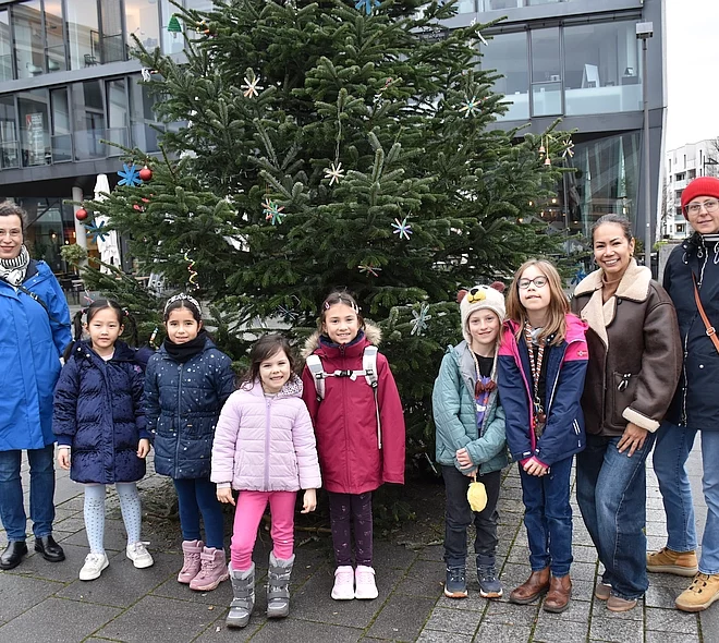 Tannenbaum mit Helfer-Gruppe