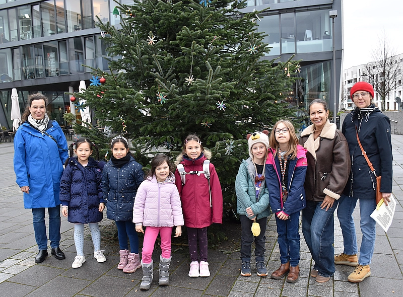Tannenbaum mit Helfer-Gruppe