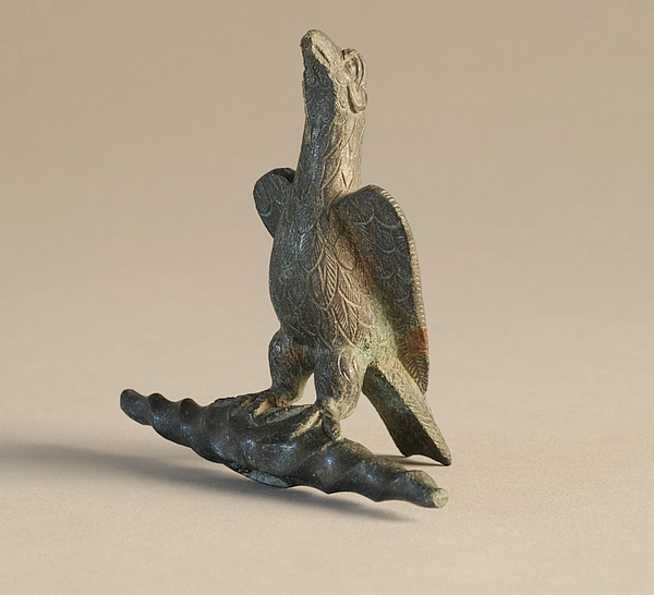 Bronzestatuette eines Adlers, der auf einem Blitz steht. Adler und Blitz sind Symbole für Jupiter, den höchsten römischen Gott.