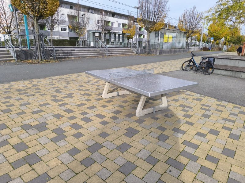Nelly-Sachs-Platz mit Tischtennisplatte