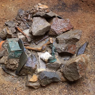 In einem Brunnen fand sich neben einer Statuette der Göttin Diana und einer auf den 9. September 246 n. Chr. datierten Weihinschrift für Merkur Alatheus auch ein menschliches Skelett.