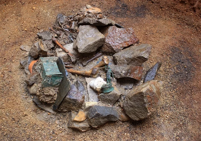 In einem Brunnen fand sich neben einer Statuette der Göttin Diana und einer auf den 9. September 246 n. Chr. datierten Weihinschrift für Merkur Alatheus auch ein menschliches Skelett.