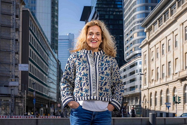 Maja Wolff vor Frankfurt-Kulisse
