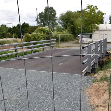 Behelfs-Brück mit Zaun davor