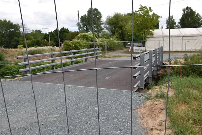 Behelfs-Brück mit Zaun davor