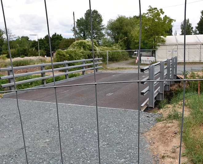 Behelfs-Brück mit Zaun davor