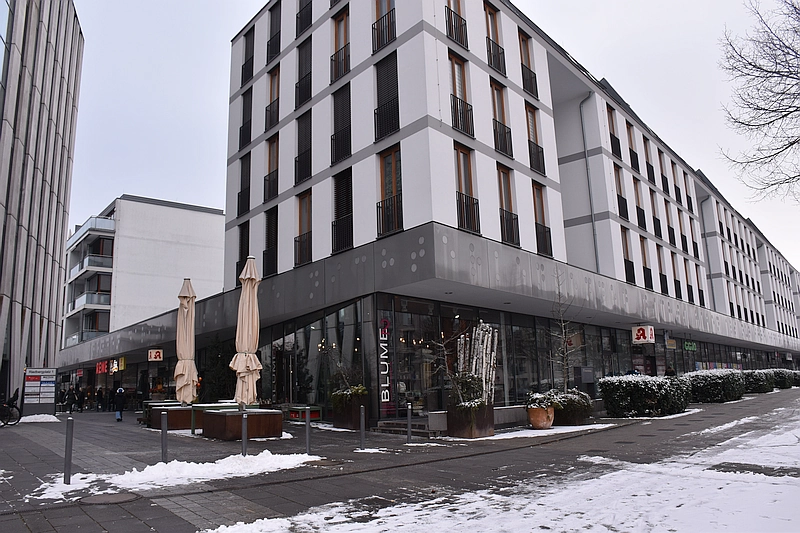 Riedbergzentrum mit Braille-Band