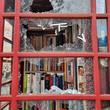 Eingeschlagene Scheiben am Bücherschrank