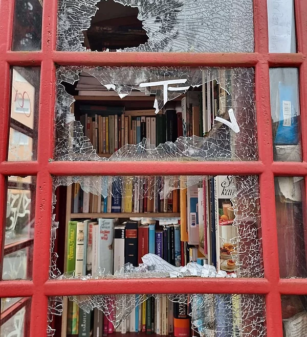 Eingeschlagene Scheiben am Bücherschrank