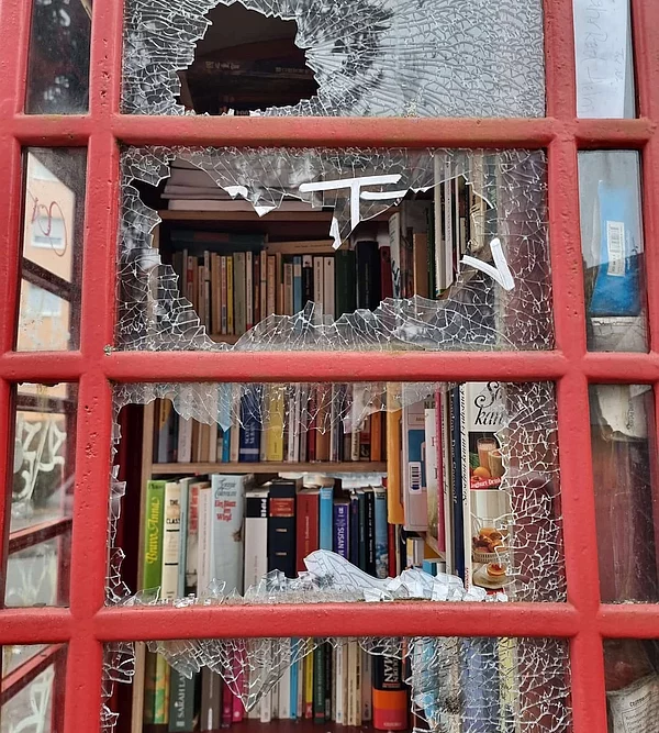 Eingeschlagene Scheiben am Bücherschrank