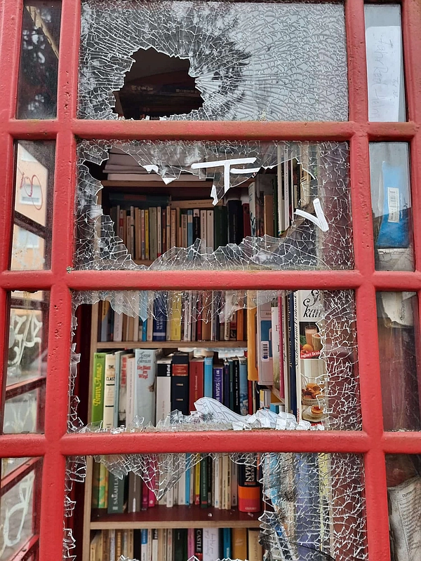 Eingeschlagene Scheiben am Bücherschrank