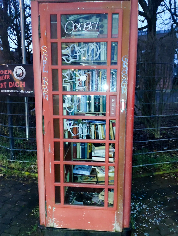 Graffiti auf dem Bücherschrank