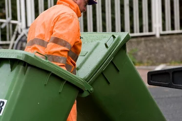 Mülltonnenleerung der FES