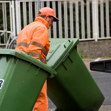 Mülltonnenleerung der FES