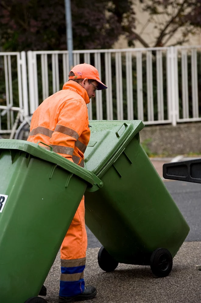 Mülltonnenleerung der FES