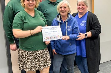 Scheckübergabe an Verein KinderEngel