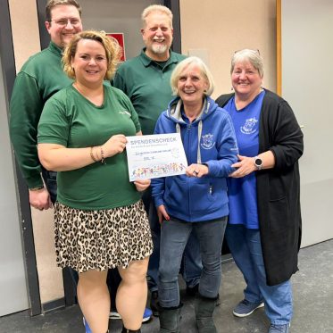 Scheckübergabe an Verein KinderEngel