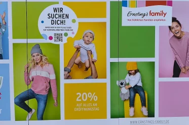 Ernstings Family plakatierte Schaufensterfront